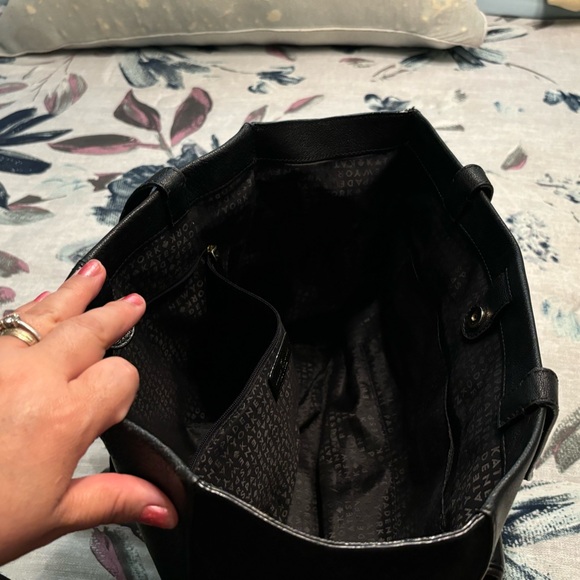 Kate spade ♠️ tote 👜 bag has on left handed a little bit ripped - Picture 8 of 17